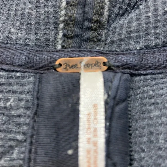 Free People Women’s (Medium) Black Quilted Jacket with Hood and zipper back. - Picture 4 of 11